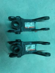 Giá đỡ chân cabin trước giữa